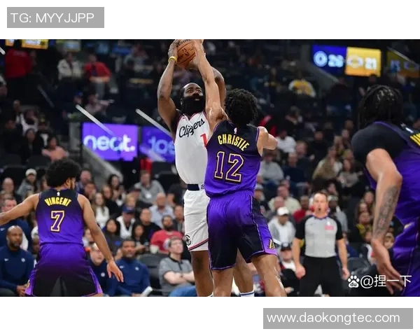 开拓者与掘金第六场激战回顾球迷热议精彩瞬间与关键时刻